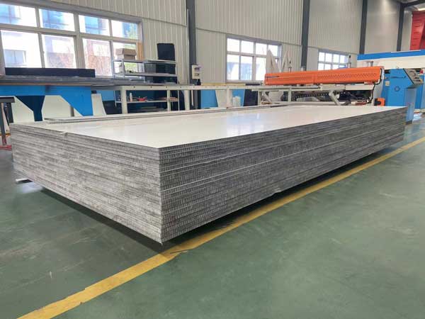 CFRTP材料(liao)闆更耐高溫(wēn)可與高強度(du)鋼媲美