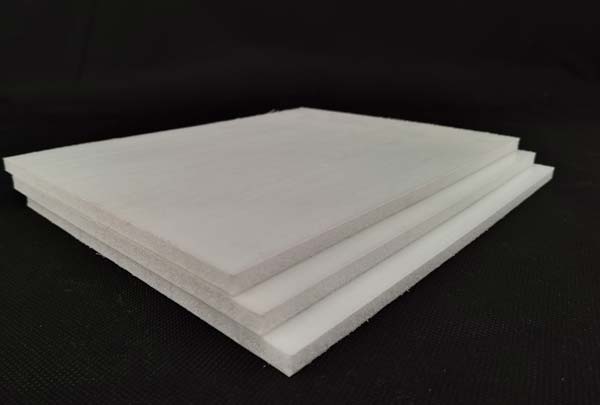 cfrt蒙皮夾層(ceng)闆取代傳統(tǒng)材料,是實現(xian)車輛輕量化(huà)的關鍵